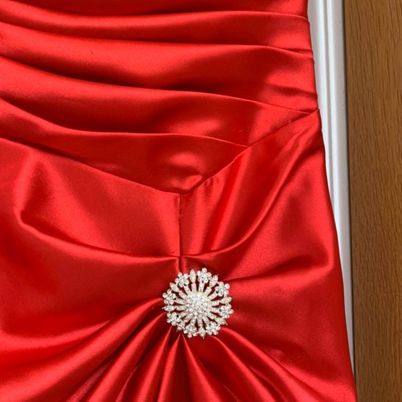 DAZZLING RED SATIN TYPE STRAPLESS EVENING BALL GOWN WITH RHINESTONE BROOCH - Picture 3 of 4